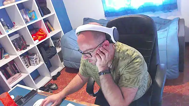 ravingr4d4 online show from May 5, 9:23 am