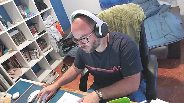 ravingr4d4 online show from May 18, 1:27 pm