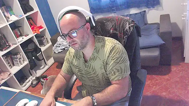 ravingr4d4 online show from May 26, 9:51 am