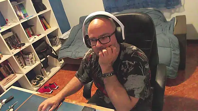 ravingr4d4 online show from April 29, 9:54 pm