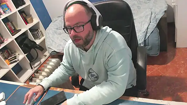 ravingr4d4 online show from March 16, 9:39 pm