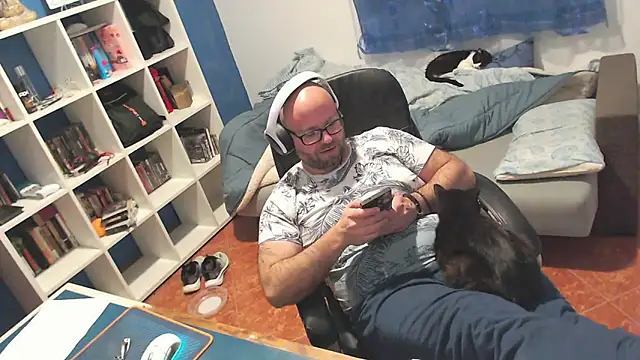 ravingr4d4 online show from March 4, 11:45 pm