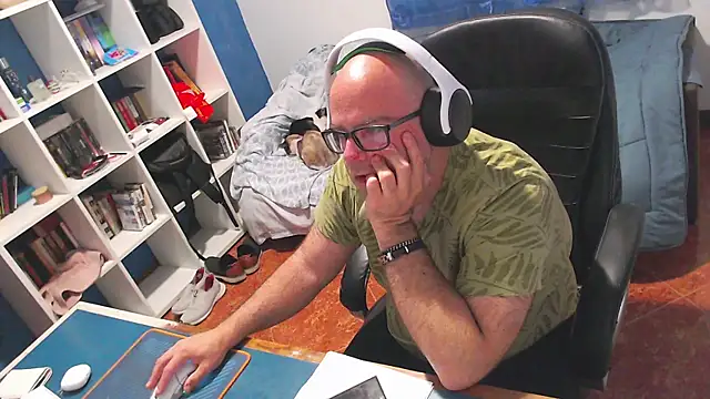ravingr4d4 online show from May 19, 10:17 pm