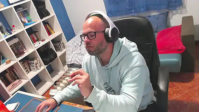 ravingr4d4 online show from April 13, 9:52 pm