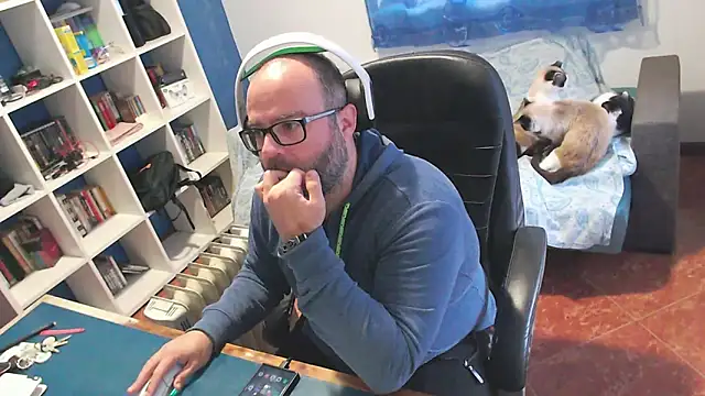 ravingr4d4 online show from January 11, 3:30 pm