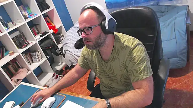ravingr4d4 online show from May 19, 7:59 am