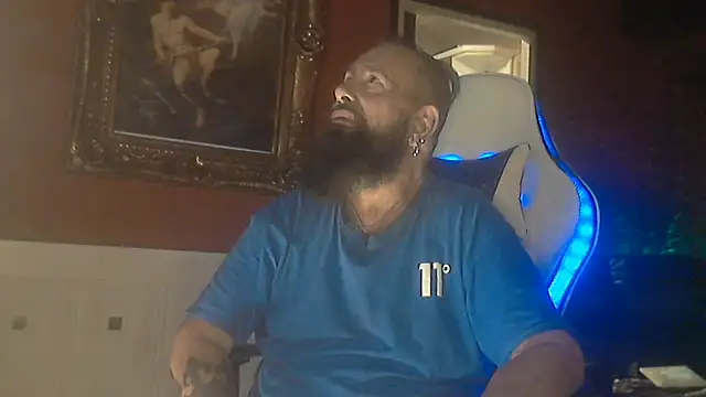maseurbeardedpig online show from August 7, 3:56 am