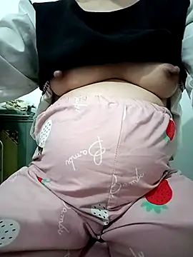 SweetGirl2k2 online show from March 18, 1:46 pm