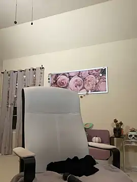 Snapshot of RoxxyDallas chatting on December 7, 5:43 am RoxxyDallas online show from December 7, 5:43 am