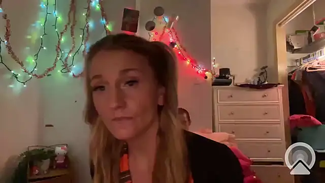 Snapshot of OriginalBarbieEst92 chatting on January 1, 10:21 am OriginalBarbieEst92 online show from January 1, 10:21 am