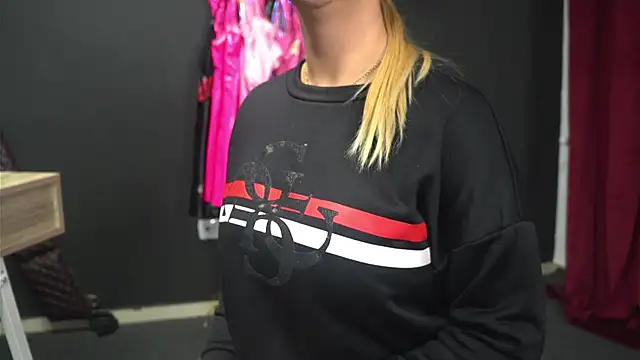 Snapshot of CelineConner chatting on November 19, 5:07 am CelineConner online show from November 19, 5:07 am