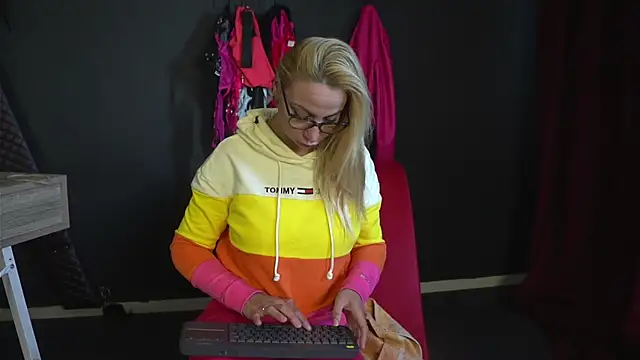CelineConner online show from September 16, 4:46 am