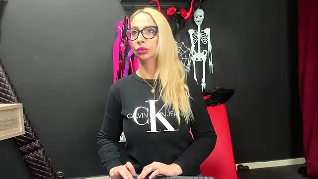 Snapshot of CelineConner chatting on November 10, 5:12 am CelineConner online show from November 10, 5:12 am