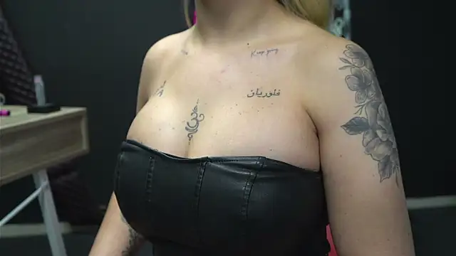 Snapshot of CelineConner chatting on December 2, 5:09 am CelineConner online show from December 2, 5:09 am