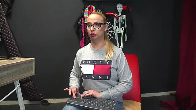 Snapshot of CelineConner chatting on October 27, 5:08 am CelineConner online show from October 27, 5:08 am