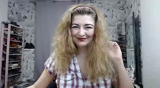 Snapshot of Helen1974 chatting on January 28, 7:10 pm Helen1974 online show from January 28, 7:10 pm