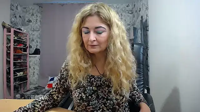 Snapshot of Helen1974 chatting on October 22, 12:37 pm Helen1974 online show from October 22, 12:37 pm