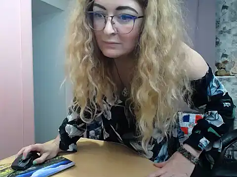 Snapshot of Helen1974 chatting on March 5, 5:18 pm Helen1974 online show from March 5, 5:18 pm