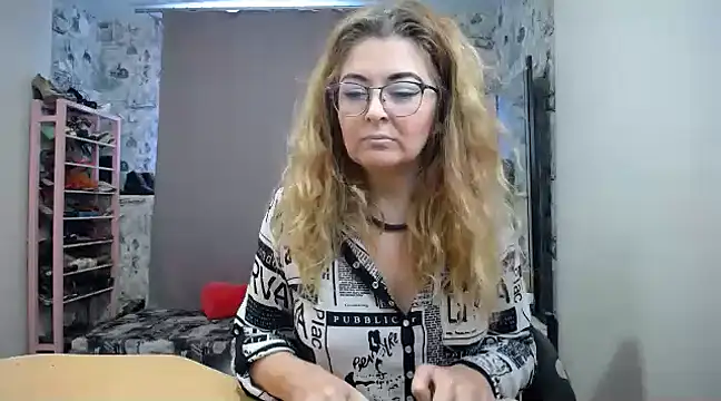 Snapshot of Helen1974 chatting on February 19, 7:50 am Helen1974 online show from February 19, 7:50 am