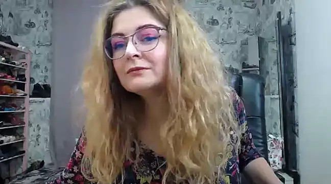 Snapshot of Helen1974 chatting on February 8, 9:15 pm Helen1974 online show from February 8, 9:15 pm