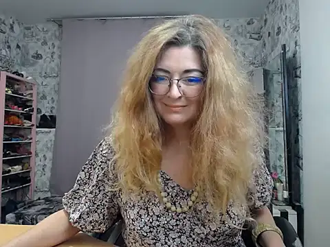 Snapshot of Helen1974 chatting on March 12, 6:22 pm Helen1974 online show from March 12, 6:22 pm