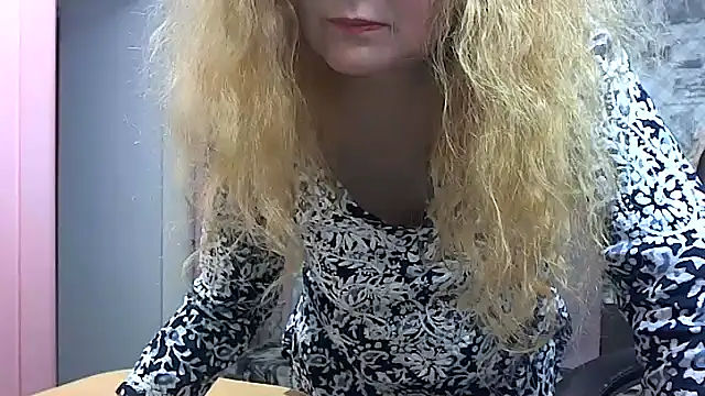 Snapshot of Helen1974 chatting on December 19, 1:13 pm Helen1974 online show from December 19, 1:13 pm