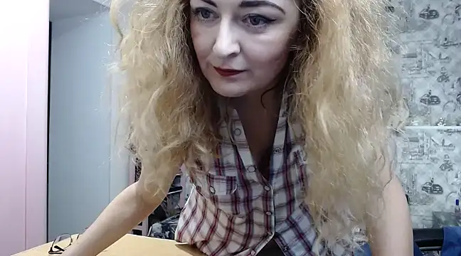 Snapshot of Helen1974 chatting on January 28, 10:12 pm Helen1974 online show from January 28, 10:12 pm