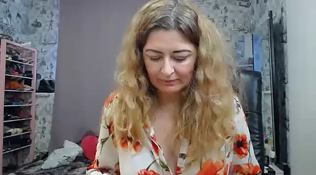 Snapshot of Helen1974 chatting on February 17, 10:07 am Helen1974 online show from February 17, 10:07 am