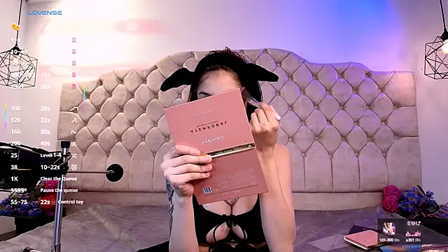 Snapshot of bellablack27 chatting on February 13, 1:15 pm bellablack27 online show from February 13, 1:15 pm