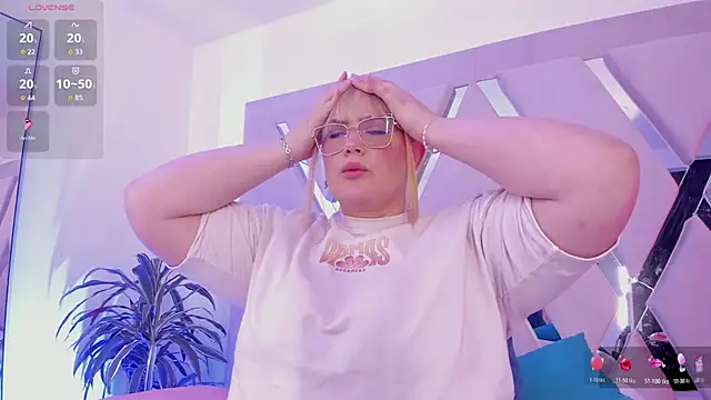 Snapshot of sophiarossee_ chatting on February 13, 1:33 pm sophiarossee online show from February 13, 1:33 pm