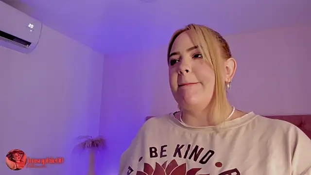 Snapshot of sophiarossee_ chatting on November 13, 12:42 pm sophiarossee online show from November 13, 12:42 pm