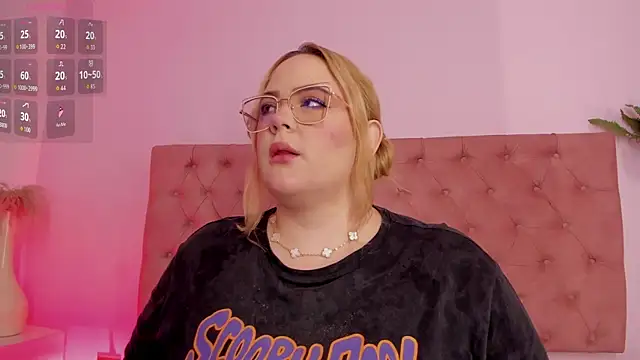 Snapshot of sophiarossee_ chatting on December 21, 12:07 pm sophiarossee online show from December 21, 12:07 pm