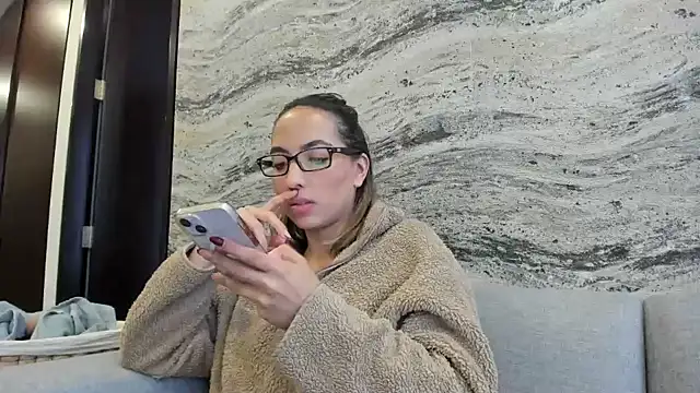 Snapshot of Sophi__a chatting on February 19, 11:04 pm Sophi a online show from February 19, 11:04 pm