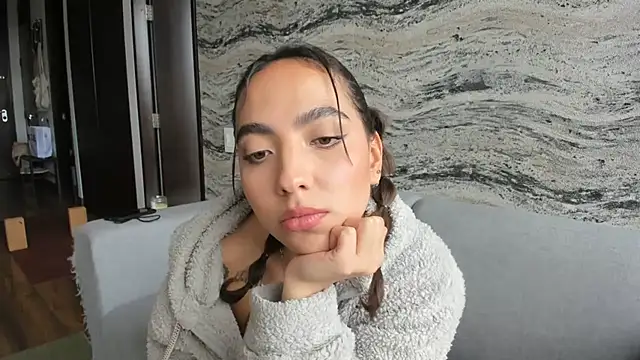 Sophi  a online show from November 12, 8:01 pm