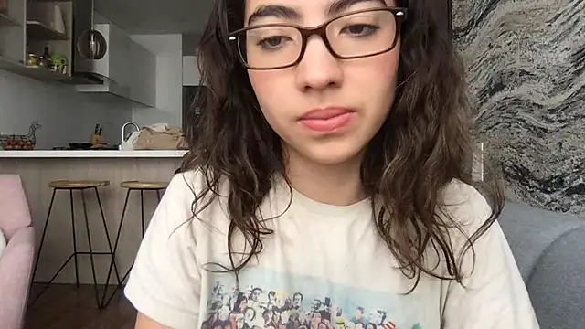 Sophi  a online show from March 27, 2:18 pm