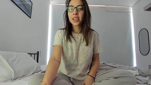 Sophi  a online show from February 5, 2:46 pm