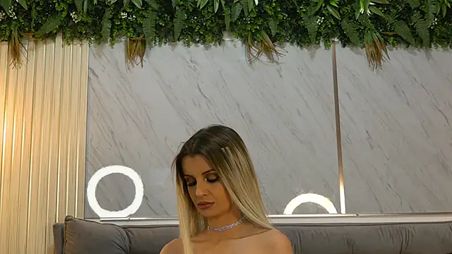 Snapshot of MiaCharm chatting on February 9, 9:13 pm MiaCharm online show from February 9, 9:13 pm