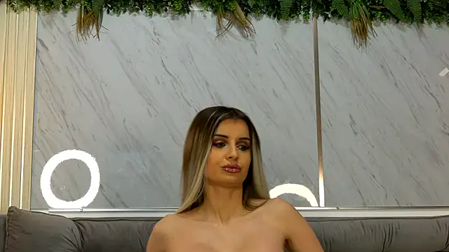 Snapshot of MiaCharm chatting on February 24, 11:49 pm MiaCharm online show from February 24, 11:49 pm