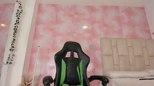 emily lean  online show from April 8, 11:06 pm