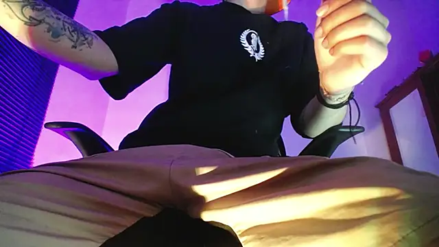 zacwatson  online show from March 11, 5:45 am