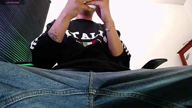 Snapshot of zacwatson_ chatting on July 1, 4:40 pm zacwatson online show from July 1, 4:40 pm