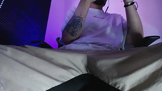 zacwatson  online show from March 11, 9:53 pm