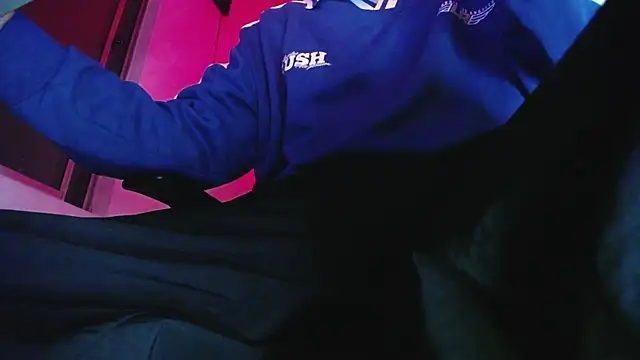 zacwatson  online show from January 8, 4:40 am