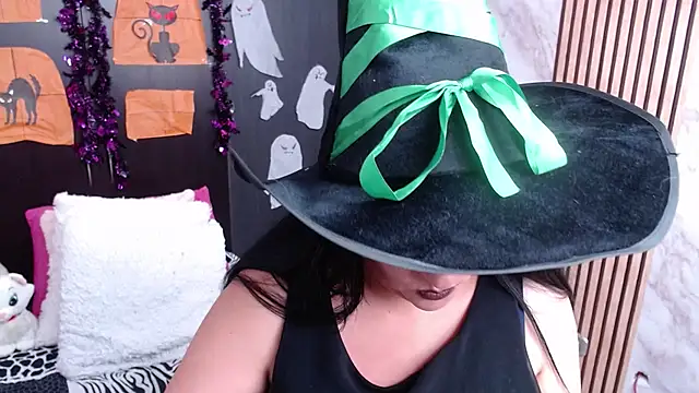 Snapshot of CristialJones_ chatting on October 31, 2:13 pm CristialJones online show from October 31, 2:13 pm