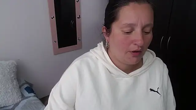 Snapshot of CristialJones_ chatting on December 5, 2:26 pm CristialJones online show from December 5, 2:26 pm