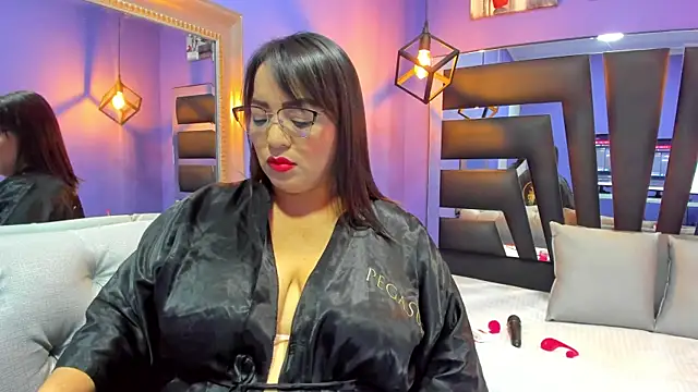 Snapshot of Romina017 chatting on October 15, 1:37 am Romina017 online show from October 15, 1:37 am