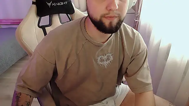 ChillyXO online show from April 22, 10:22 am