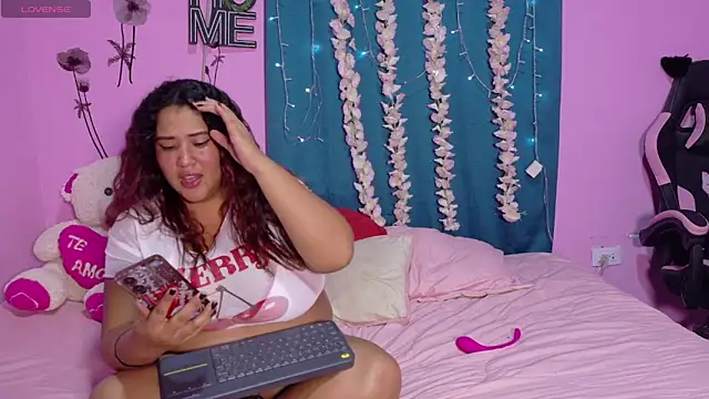 Snapshot of I_am_yours- chatting on May 8, 12:58 am I am yours- online show from May 8, 12:58 am