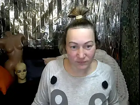 wLESLYMOSw online show from February 9, 8:40 pm