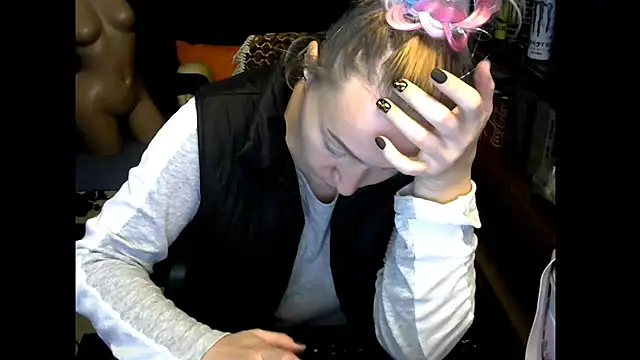 wLESLYMOSw online show from December 2, 9:00 am